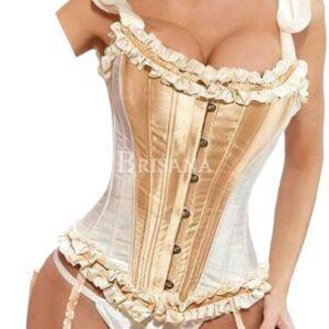 Eine Frau modelliert das Elegantes Burlesque Elfenbein-Satin-Korsett mit Rüschenbesatz, Bänderträgern, vorderen Schnallen, Strumpfhaltern und passender Unterwäsche. Ihr Kopf ist auf dem Bild nicht zu sehen.