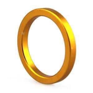 Der Penisring Sexring GOLD LOOK aus Aluminium steht aufrecht auf weißem Grund und zeigt sein glattes, kreisrundes Metalldesign und seine glänzende goldfarbene Oberfläche.